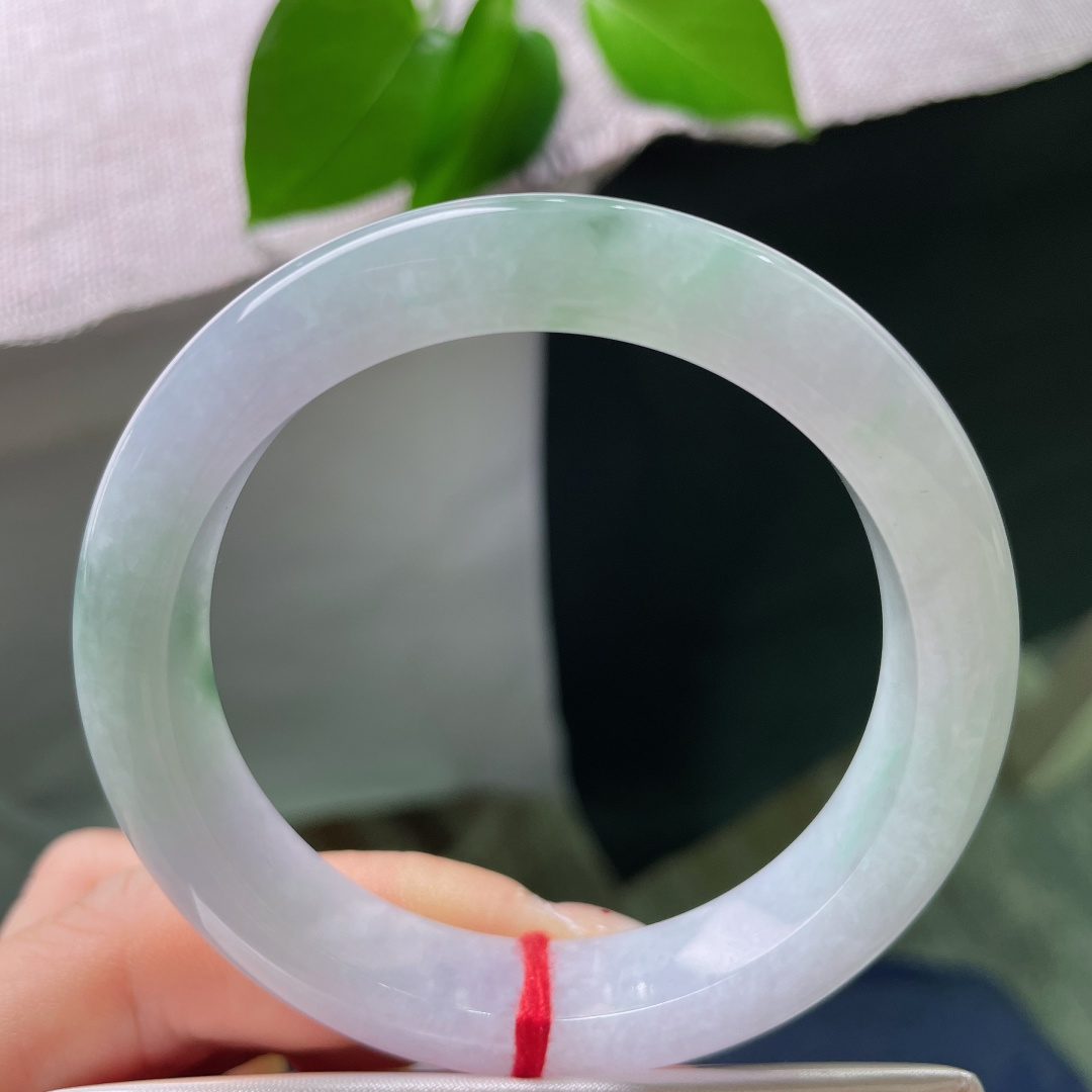 54.8/11.7/8.7，飘花，无裂，翠色飘花慵懒散落淡淡的镯身，种质通透柔和，紫绿相融温婉朦胧，