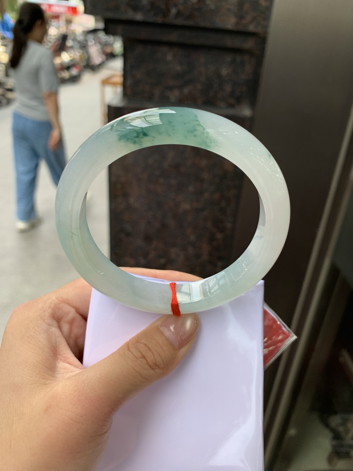 冰飘花正圈,62.3-12.1-8.8,0805-174-46,无裂，底妆冰透胶润，飘花灵动飘逸，勾勒出一幅唯美诗意的山水意境画，古典优雅又秀气