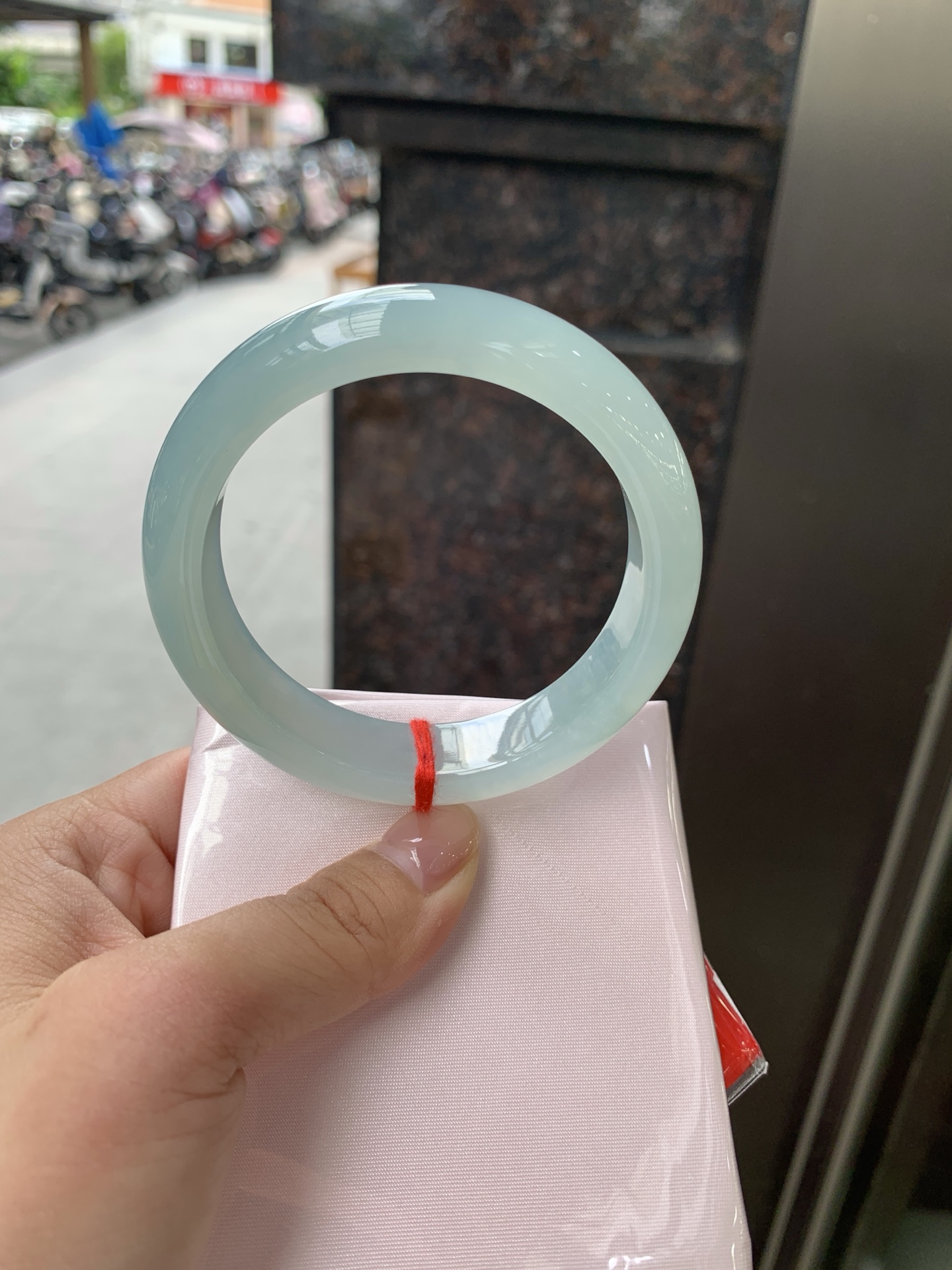 冰蓝正圈, 0805-N1296-2, 无裂，底妆冰润，千变万化的冰晴蓝底色，拥有海的颜色，却散发着星空的光芒，这是一只来自冰川蓝的清冷气质仙女镯。
