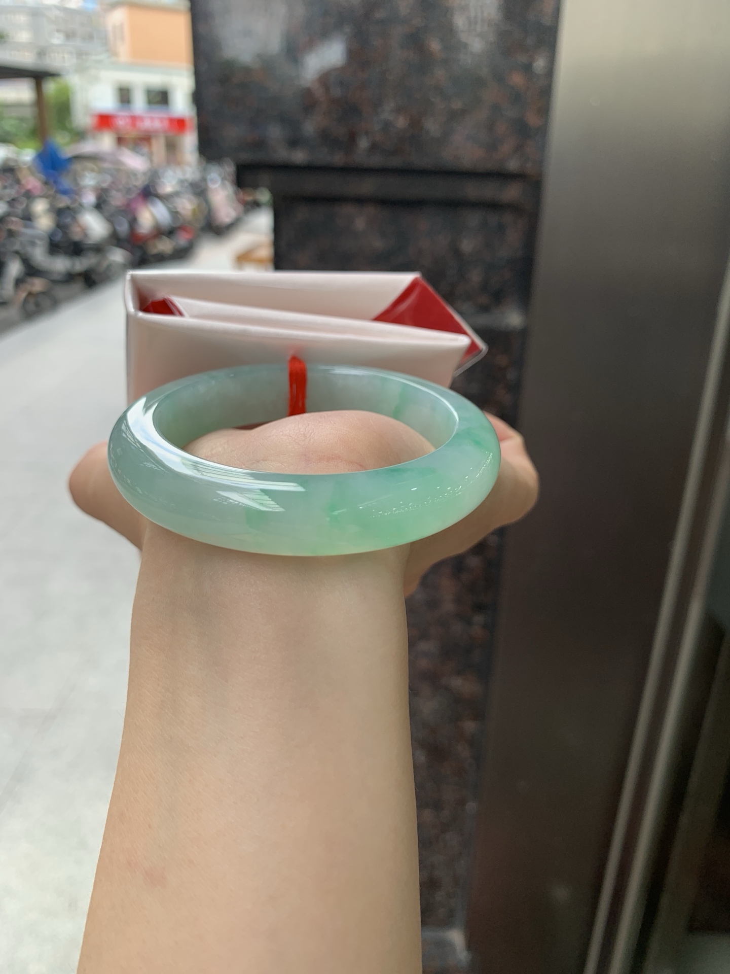 飘绿正圈，53.4-12.1-8.9，0805-N1300，无裂，底妆水润细腻，通透的苹果绿底色像是被春雨洗过的嫩叶在，阳光下还会透出甜甜的蜜糖光泽，夏日清新感拉满
