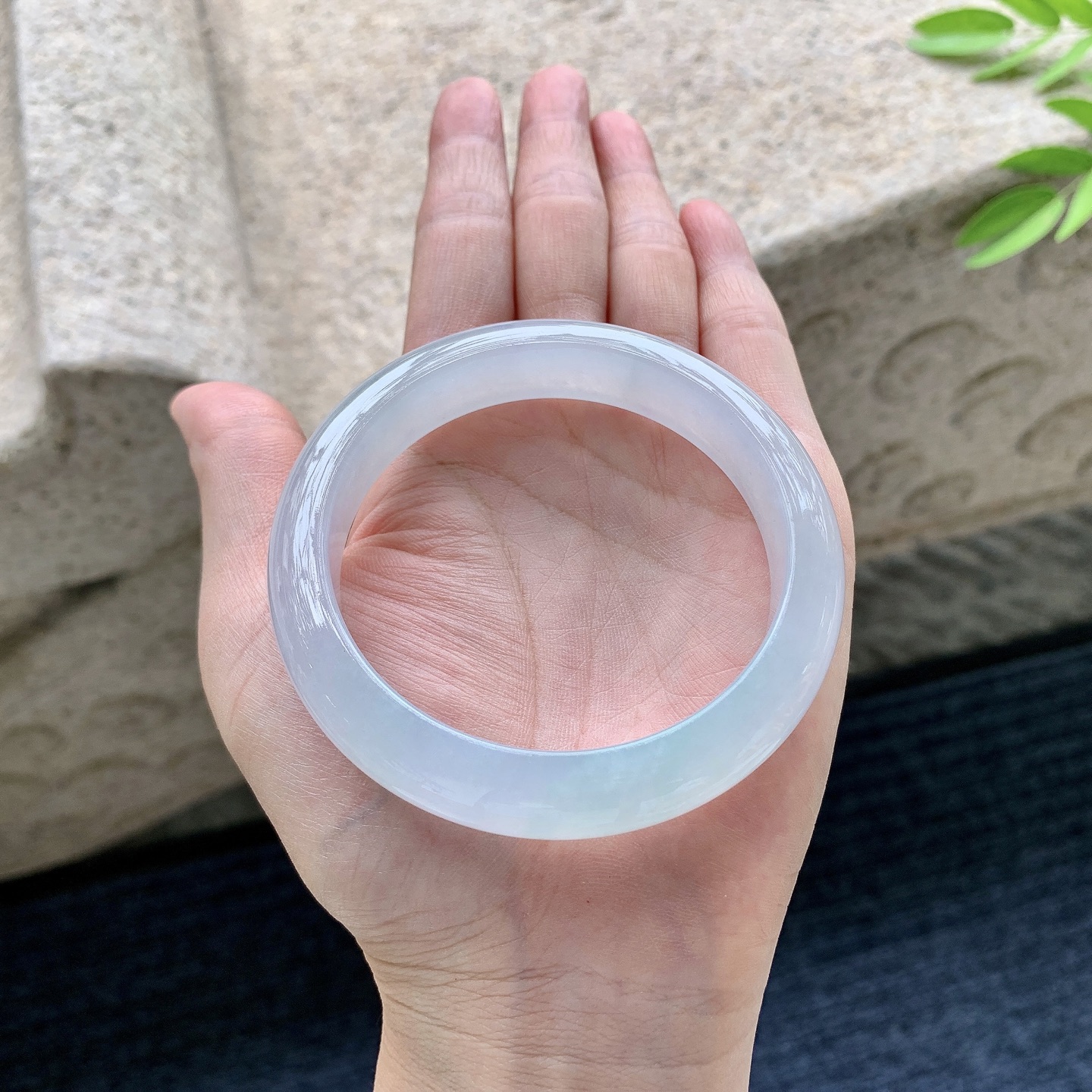 正圈56 57，圈口57.1/12/8.4，编码C5080604，描述糯冰飘绿，水润，种老，细腻，打灯有纹线