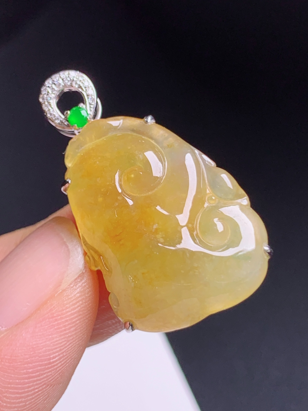 黄翡如意吊坠，暖润起光，钻扣精致，顺心如意