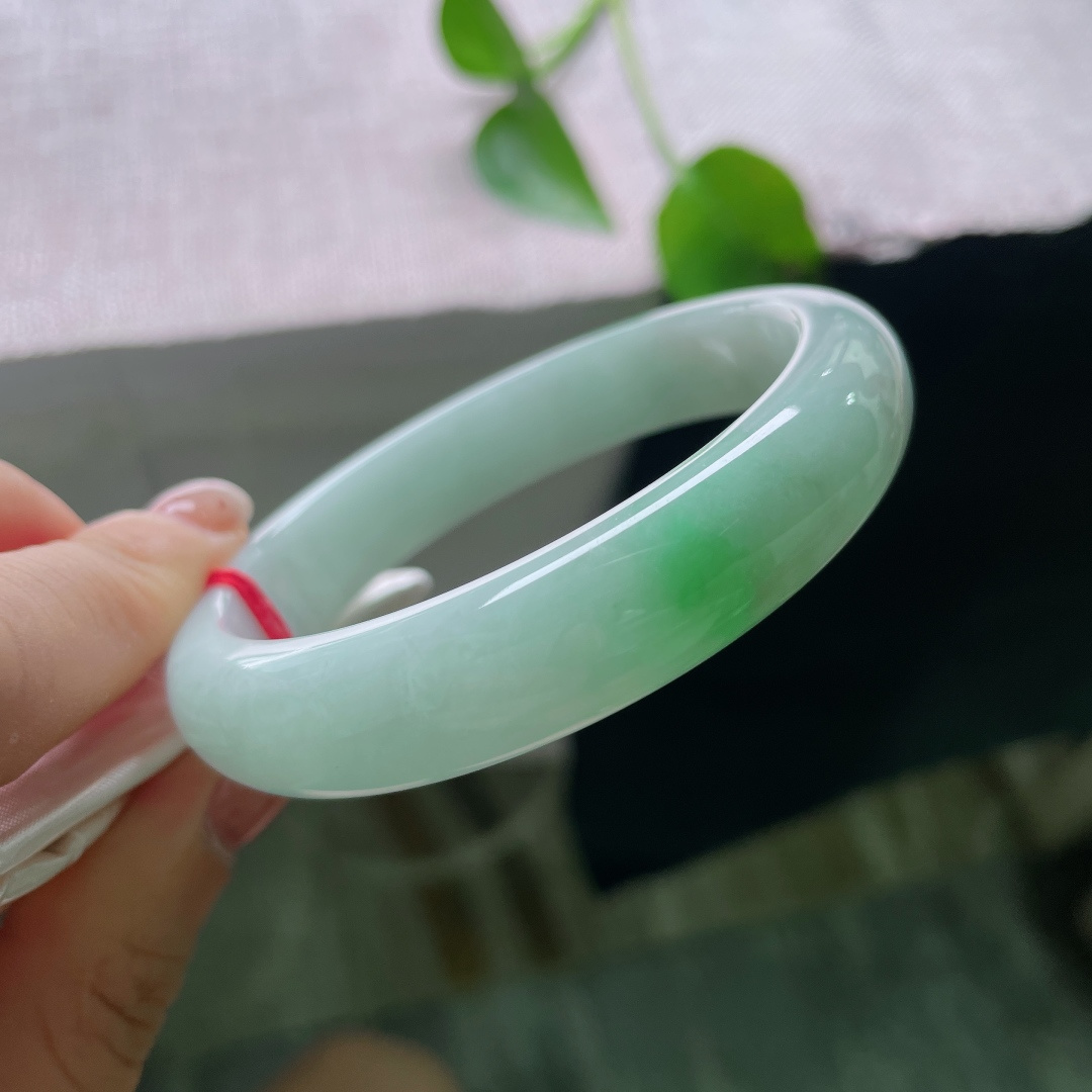 58.4/12.9/8.2，飘绿正圈，无裂，清底浮一抹翠影，浅浅绿意悠然绽放，似春风拂过湖面，灵动雅致。ss ss54895a