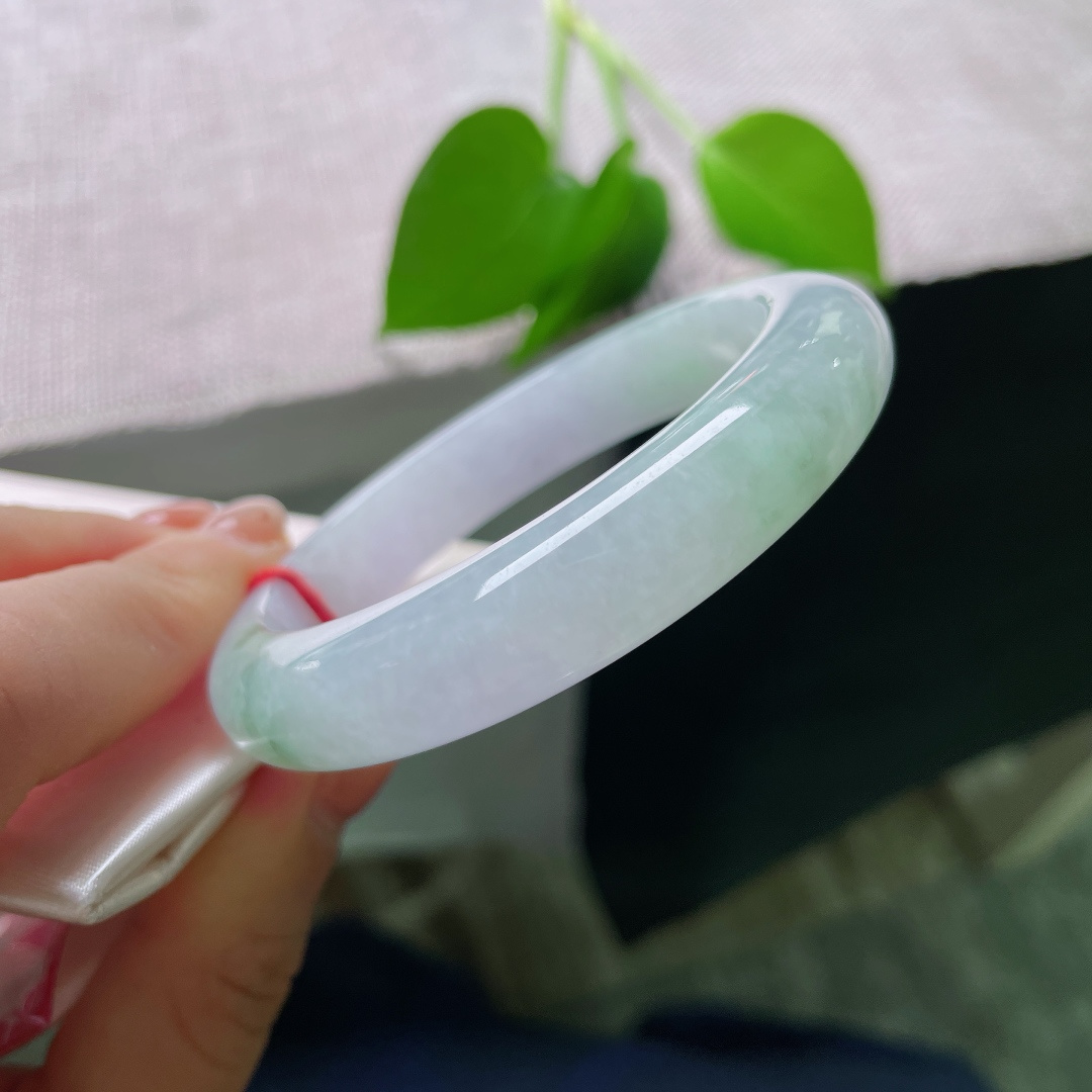 54.8/11.7/8.7，飘花，无裂，翠色飘花慵懒散落淡淡的镯身，种质通透柔和，紫绿相融温婉朦胧，自带春日烟霞般的氛围感，气质温柔内敛。ss56753a