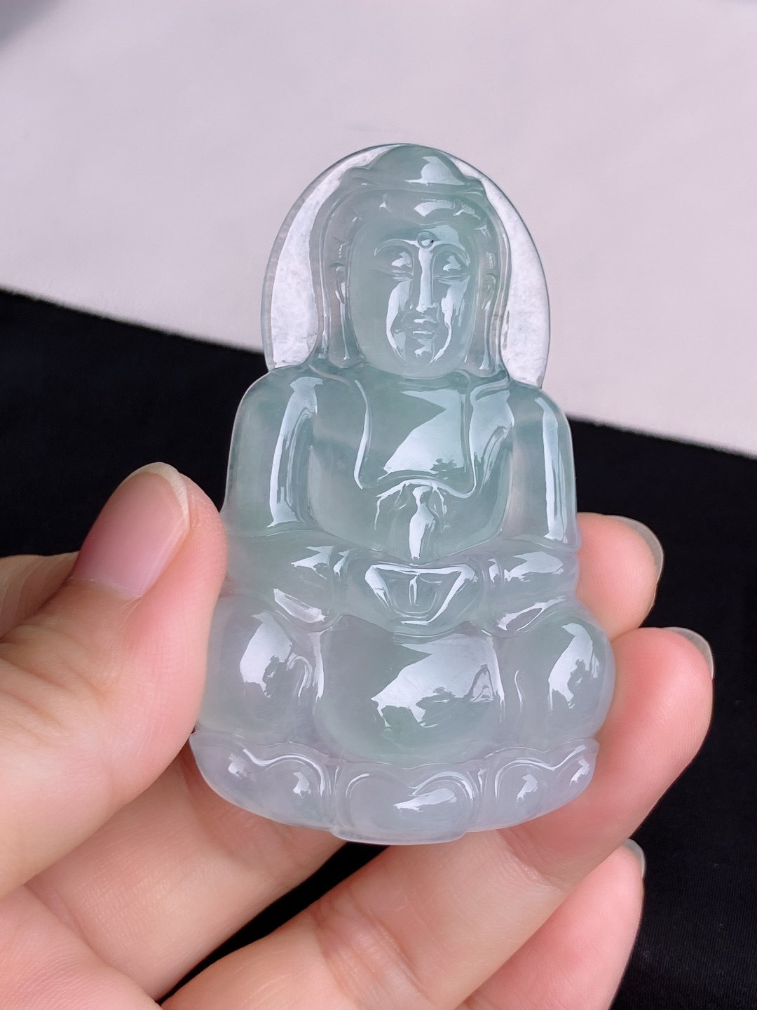 底色大观音，晶莹剔透，面容慈祥，尺寸66.8/41.6/6.5/自然光实拍