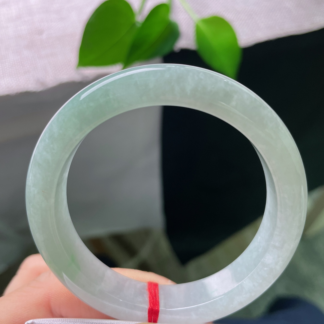 54.3/12.2/8.8，飘绿正圈，无裂，浅翠脉脉萦绕环身，色泽柔和不张扬，清润如玉湖静水，安静温润，尽显东方女子的温婉气质。ss56788a