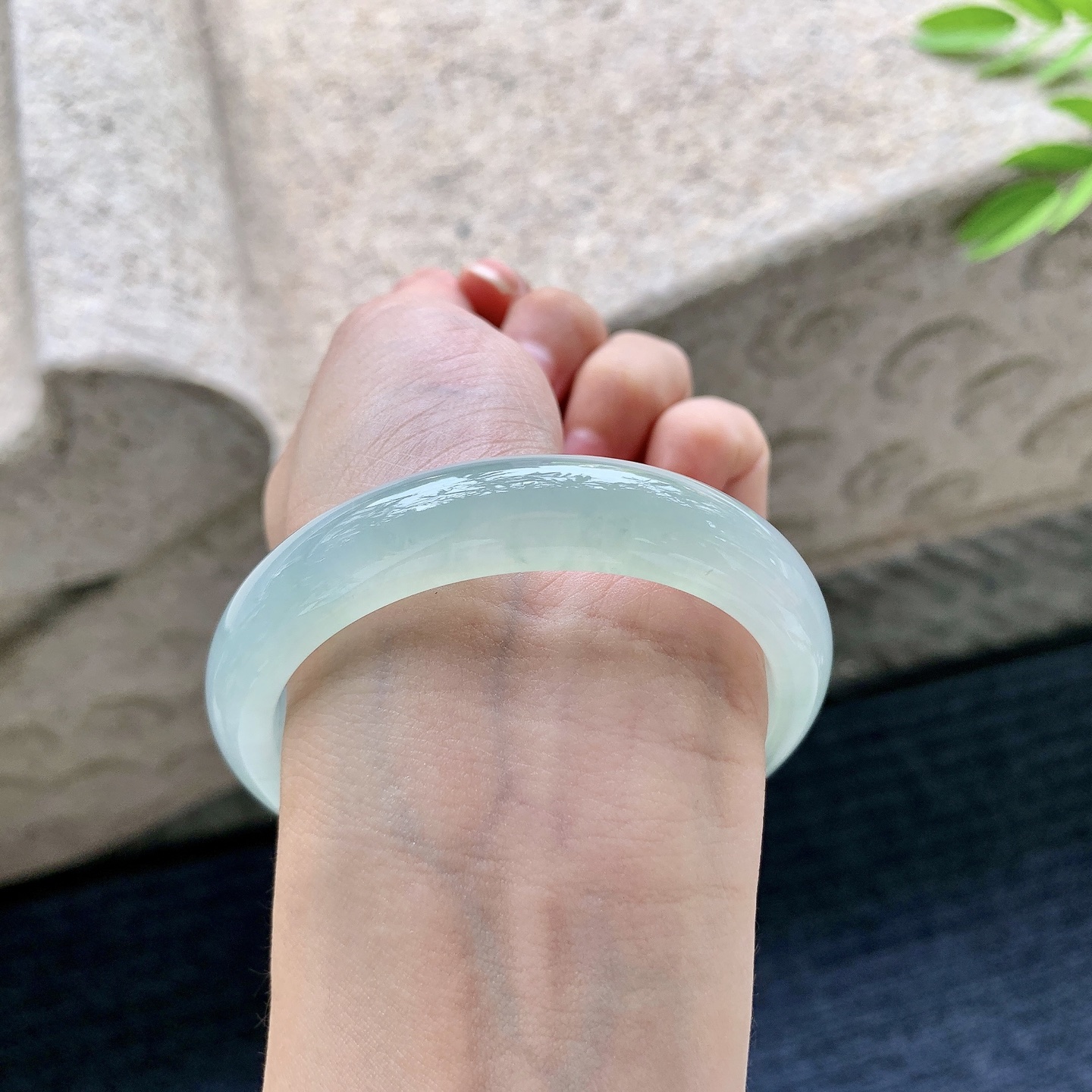 正圈55 56，圈口56/12.4/8，编码Q5080618，糯冰飘花，水润，种老，细腻，无裂。