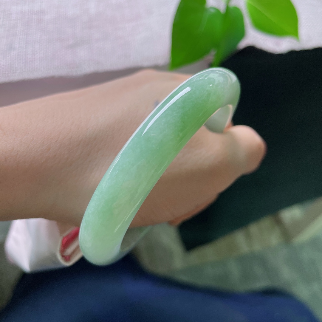 绿底正圈，无裂，通体匀净浅绿，没有繁复点缀，素净温润，自带恬淡从容的气韵，简约之中尽显东方温婉。ss56767a
