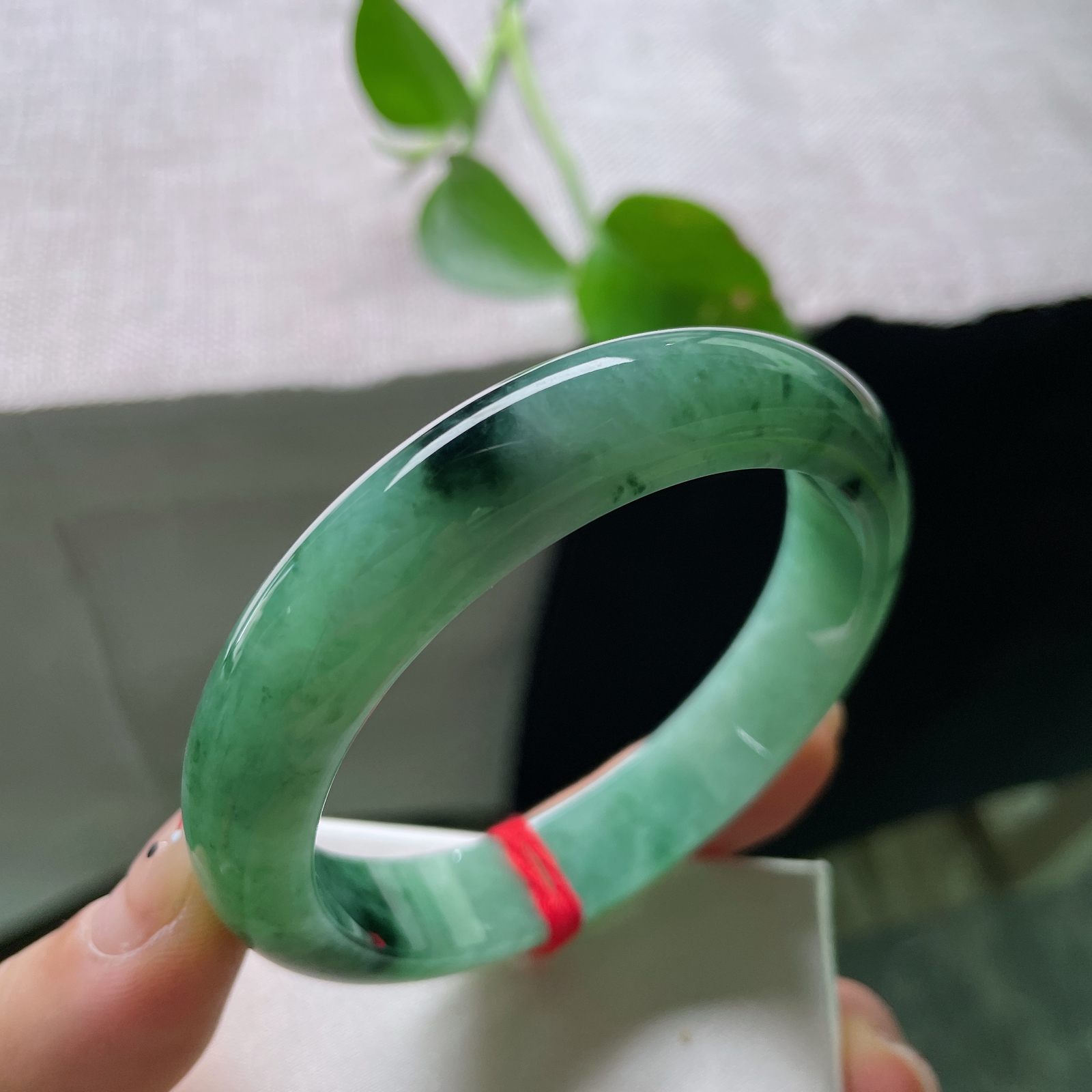 57.3/12.8/8.5，绿底正圈，一镯青绿，半生温柔，送挚友的走心好物，玉石温润耐戴，心意长久留存，一点皮纹，ss56367a