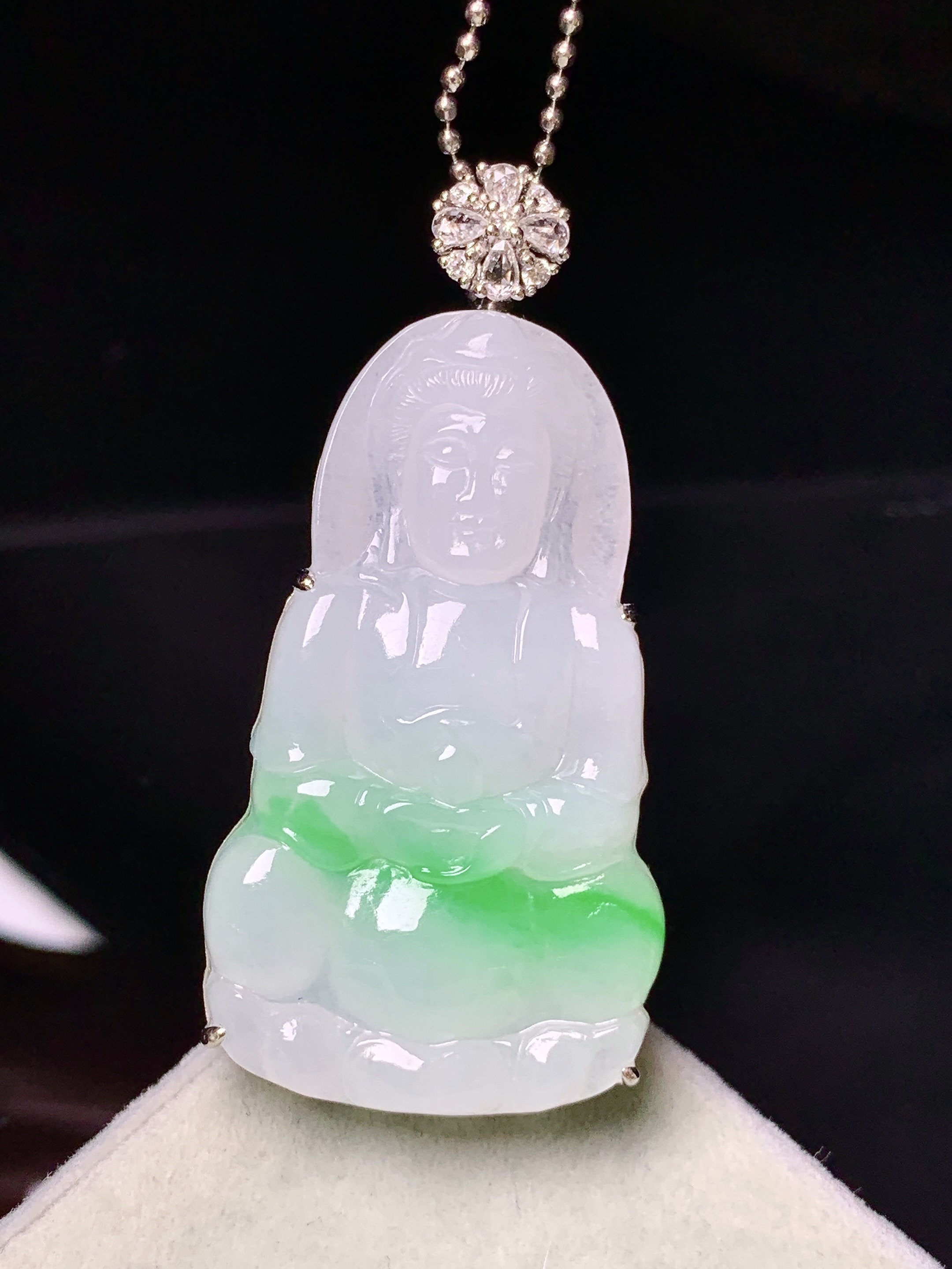 18k金钻镶嵌飘绿观音菩萨吊坠 玉质细腻 色泽艳丽清新 水润亮眼 整体尺寸44.5*21.5*7.6 b4