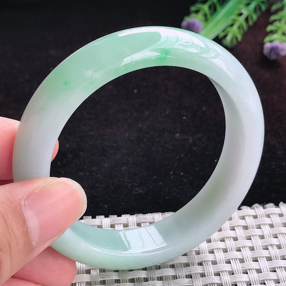 实拍A货翡翠54.5/13.8/8.5老坑冰润飘阳绿手镯宽边玉镯平安镯百搭