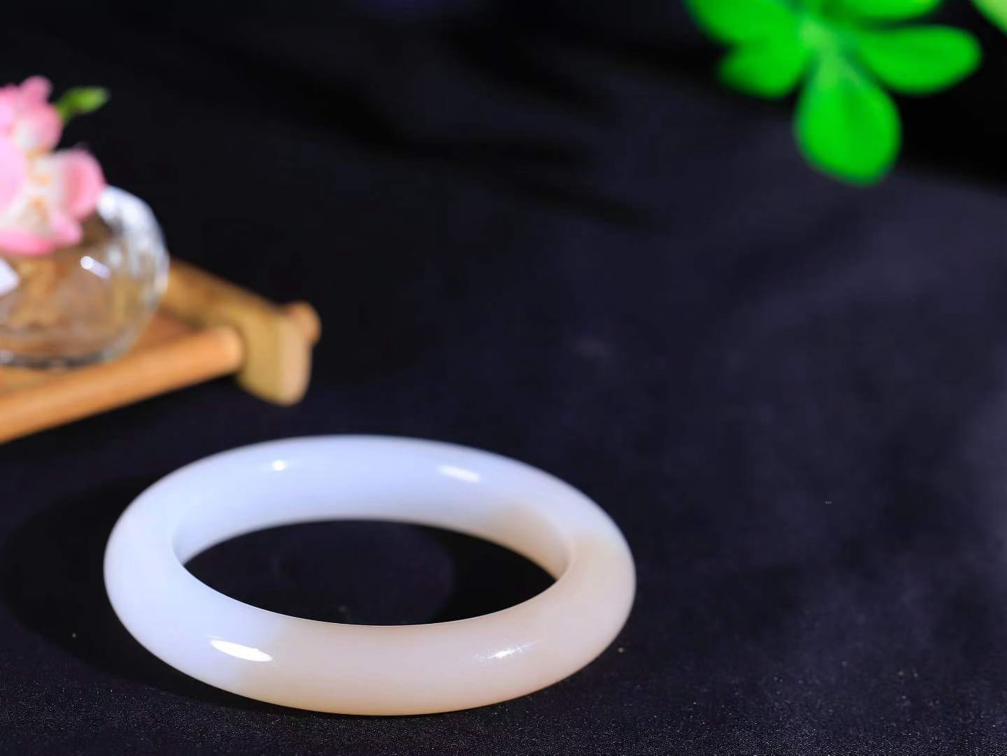 （一见倾心.手镯）

收藏级️和田玉藕粉白双色手镯，玉质温润细腻 油性十足 手感舒适，高华雅逸，线
