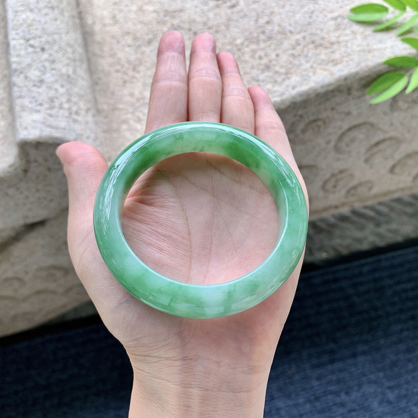 正圈55 56，圈口56.5/12.4/9，编码W6080613，描述糯冰飘绿，水润，种老，细腻，无裂。