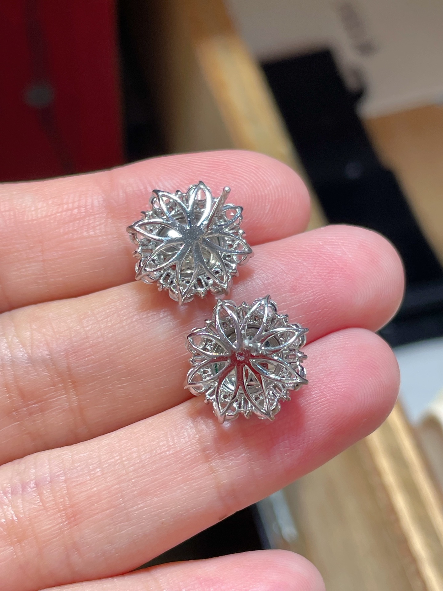 精品翡翠蛋面耳钉，冰种阳绿色，起光，耳伴间的青翠绿滴，18k真金镶嵌，细腻水润，8.4-7.9-4