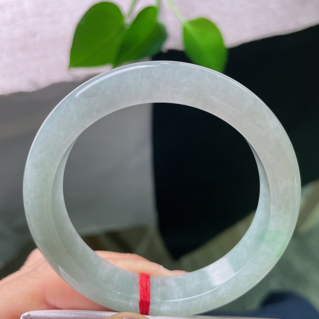 54.3/12.2/8.8，飘绿正圈，无裂，浅翠脉脉萦绕环身，色泽柔和不张扬，清润如玉湖静水，安静温润，尽显东方女子的温婉气质。ss56788a