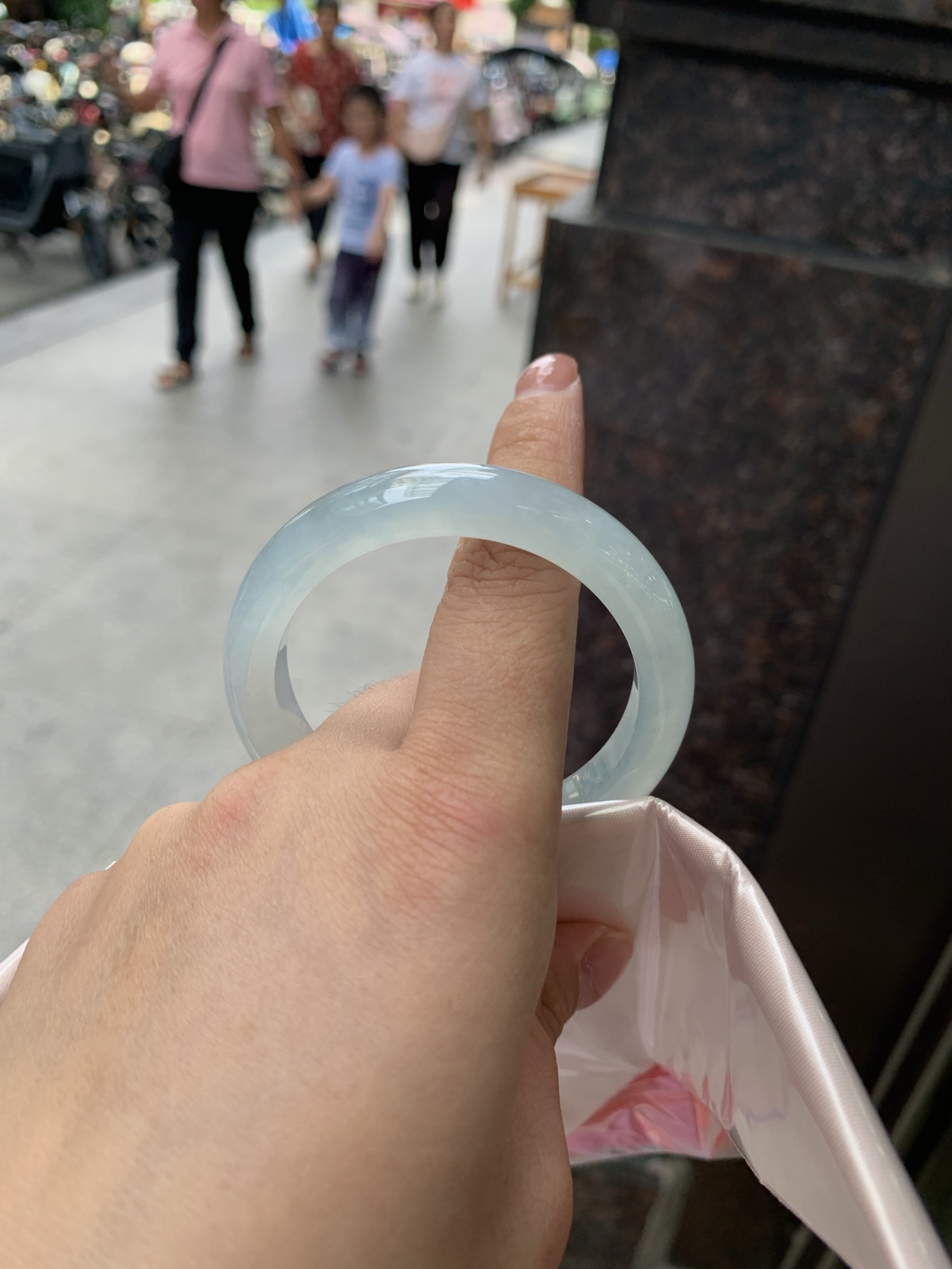 冰蓝正圈, 51.5-10.1-7.9, 0805-N1299, 打灯冰晶纹，底妆冰润，千变万化的冰晴蓝底色，拥有海的颜色，却散发着星空的光芒，这是一只来自冰川蓝的清冷气质仙女镯。