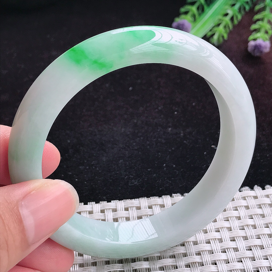 实拍A货翡翠56.5/12.1/8.6老坑精美飘阳绿手镯宽边玉镯平安镯百搭