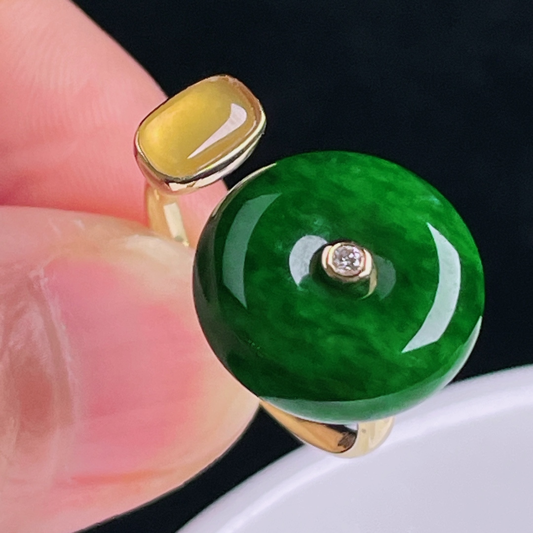 ️辣绿戒指，老种起光，细底通透，尺寸：裸石15.4/6.4mm0705
