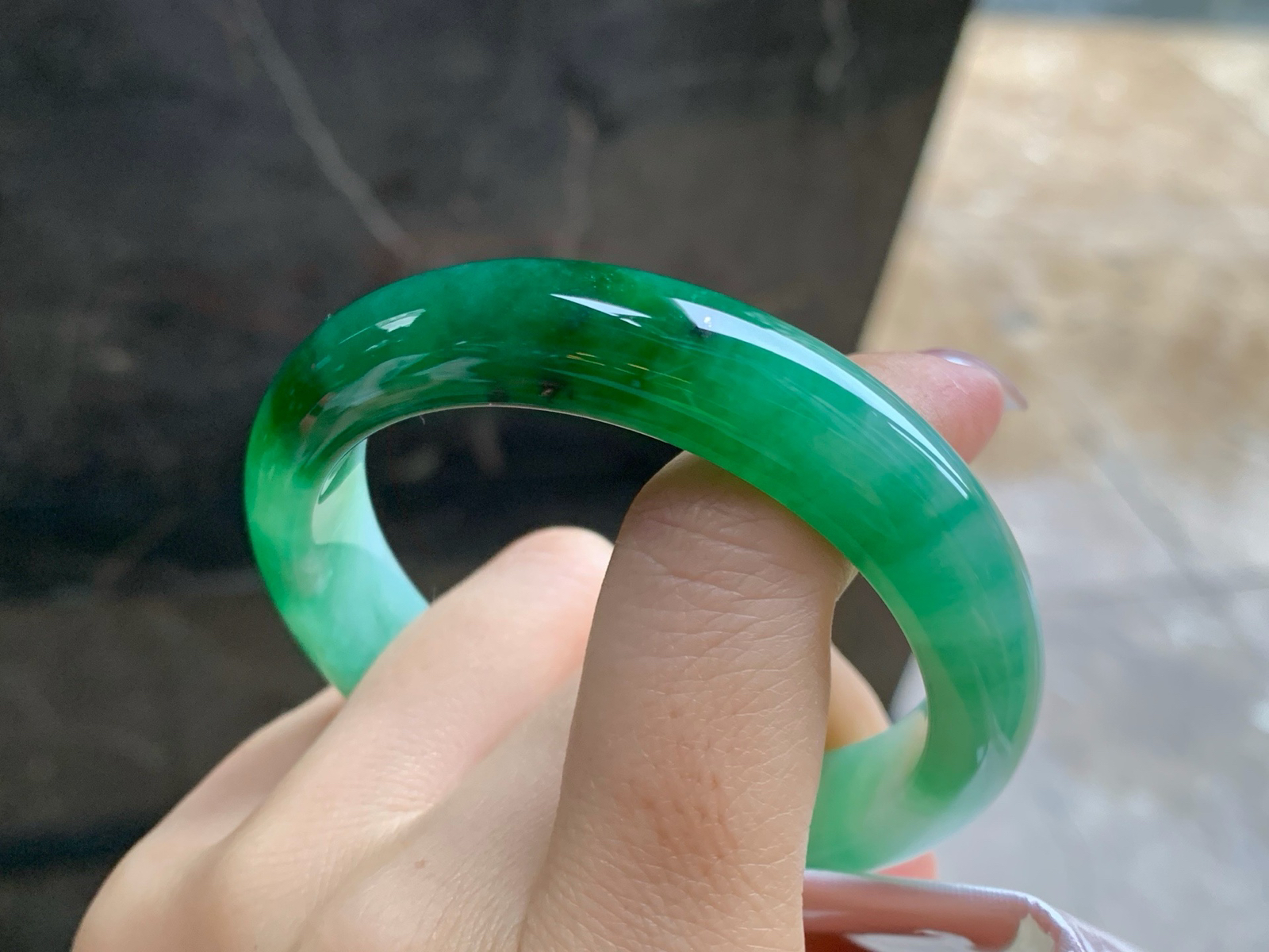 53.2-12.2-8
辣绿色手镯^_^绿色浓郁大气 上手漂亮