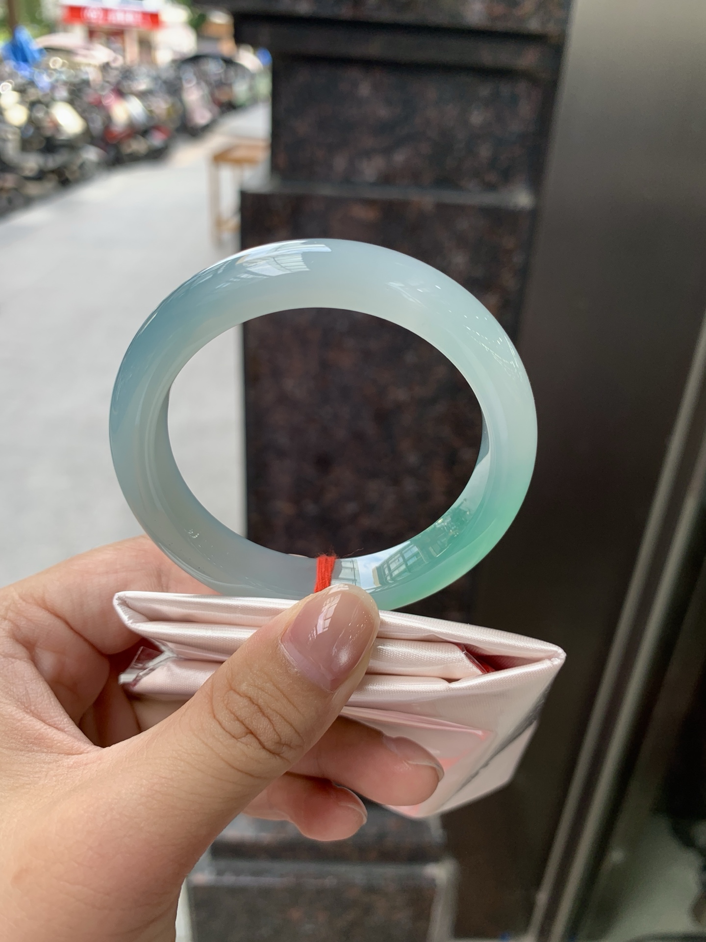 冰蓝绿正圈, 52.5-10.8-8, 0805-N1297, 打灯冰晶纹，冰蓝为底，青绿漫染，通透如水，温润似雾抬手便是整片高原湖水的清冽温柔。