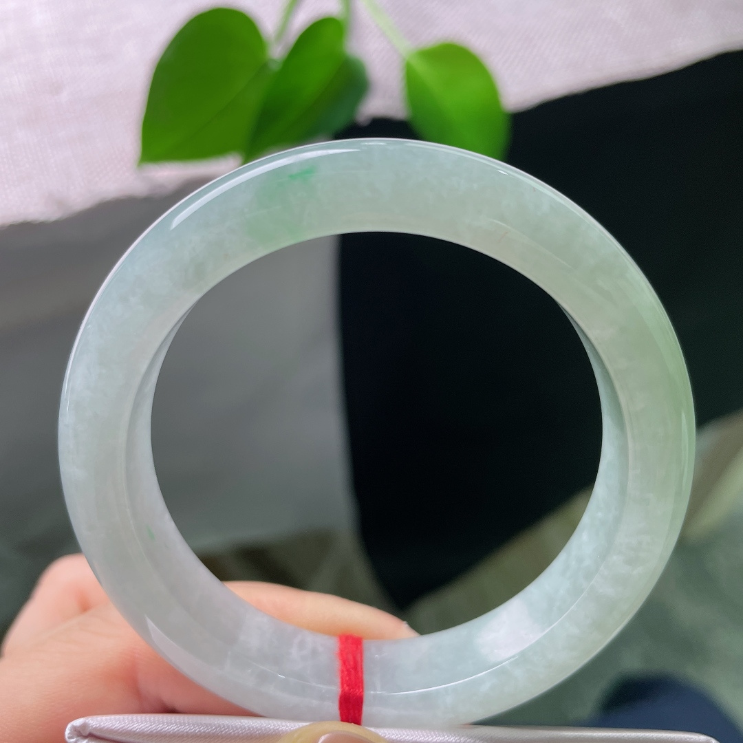 54.3/12.2/8.8，飘绿正圈，无裂，浅翠脉脉萦绕环身，色泽柔和不张扬，清润如玉湖静水，安静温