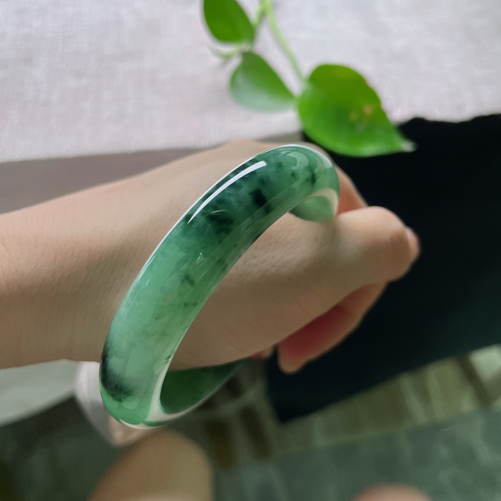 57.3/12.8/8.5，绿底正圈，一镯青绿，半生温柔，送挚友的走心好物，玉石温润耐戴，心意长久留存，一点皮纹，ss56367a