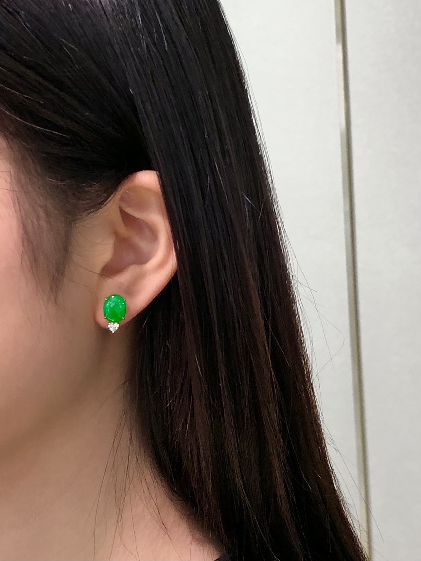 老坑正阳绿鸽子蛋耳钉，无敌美的一对绿蛋耳钉~种好水灵、翠色明艳，非常靓的品质，点亮耳畔，尽显高贵整体14x8.2x5.8，裸石10x8x3.4