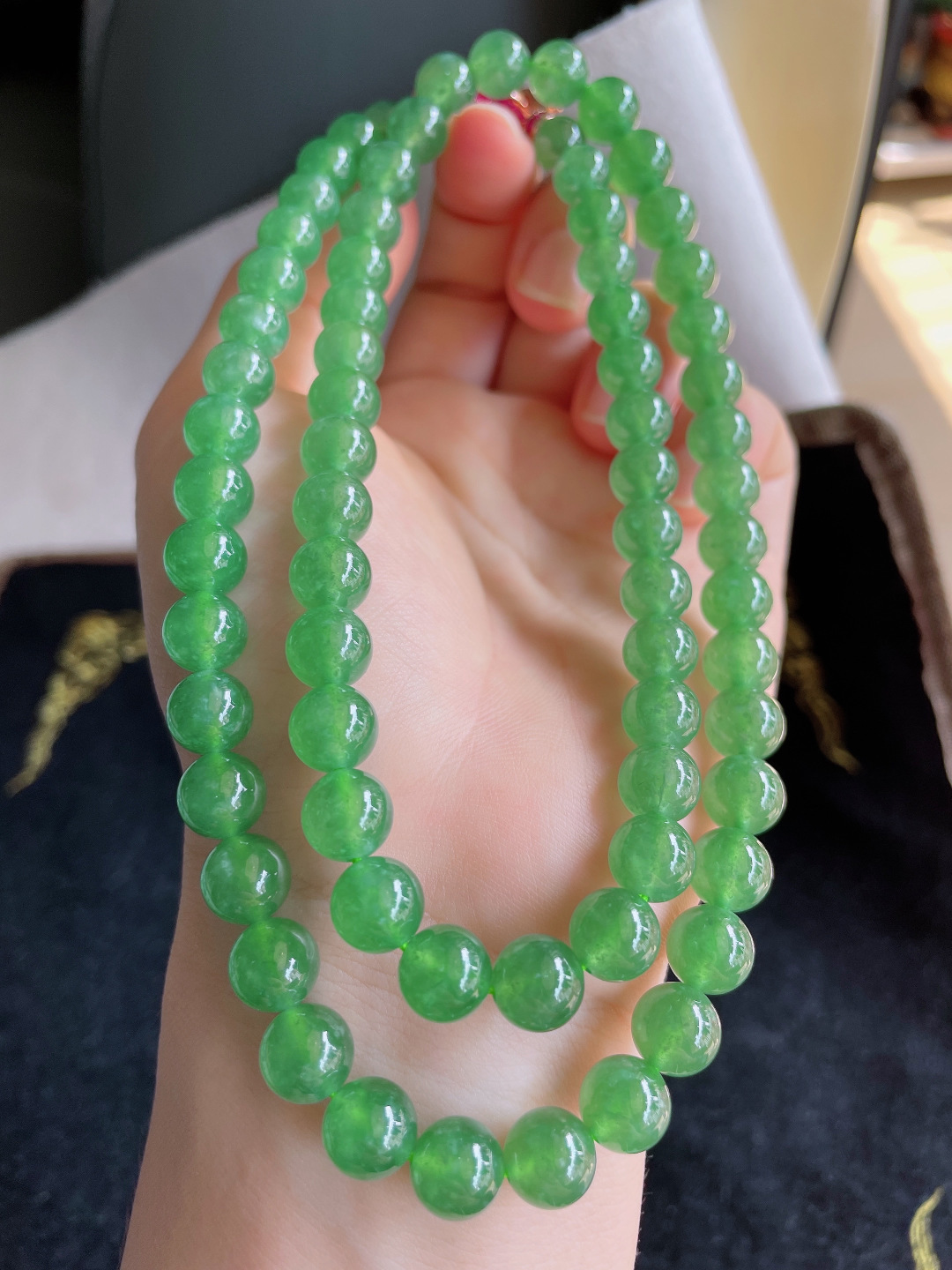 ️，缅甸天然翡翠A货，老坑冰满绿冰绿珠链，尺寸：8.2mm71颗。【编2420】