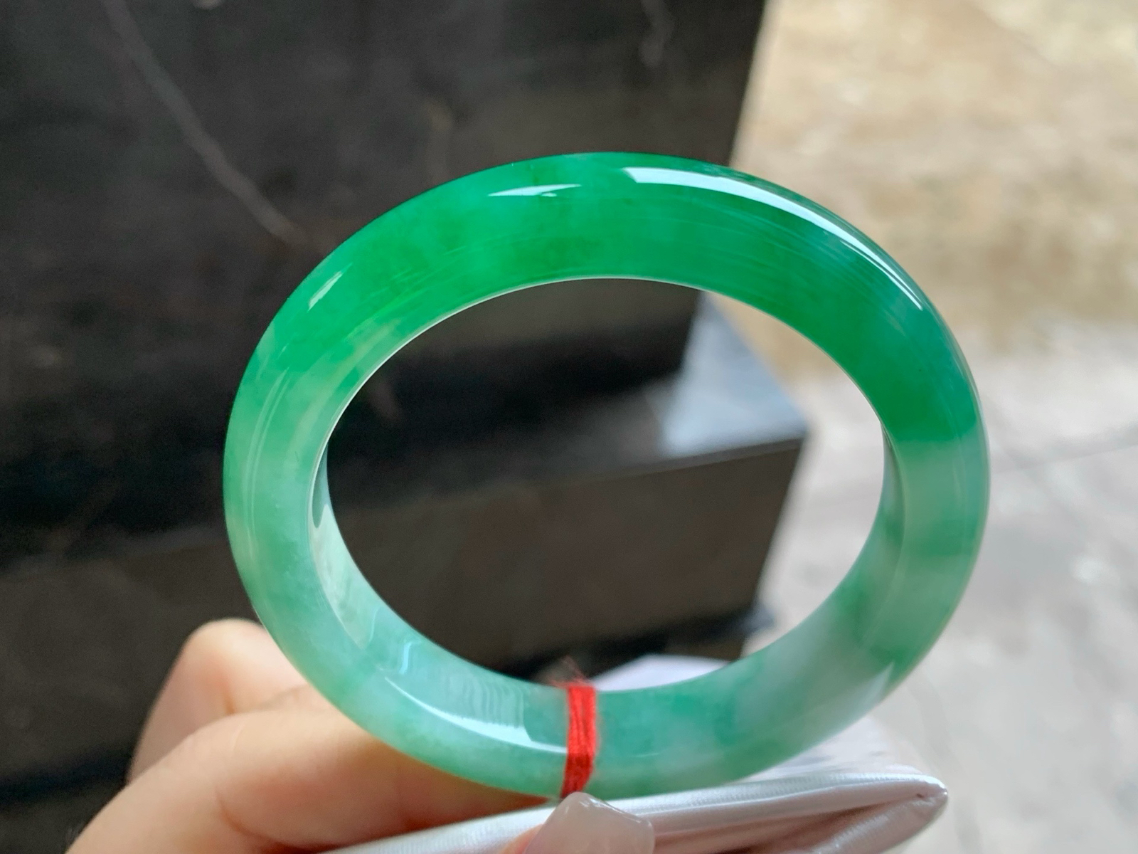 51.7-11-8.5
带色手镯^_^有种有色～绿色浓郁精品小圈口