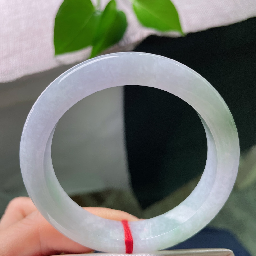 54.8/11.7/8.7，飘花，无裂，翠色飘花慵懒散落淡淡的镯身，种质通透柔和，紫绿相融温婉朦胧，