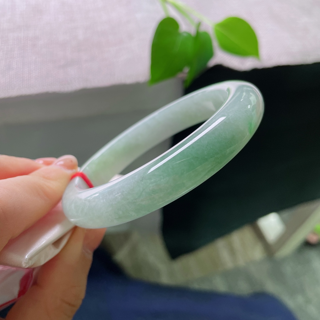 油青正圈，一点皮纹，色调均匀清新，触感冰润舒适，四季佩戴都十分耐看。ss56759a