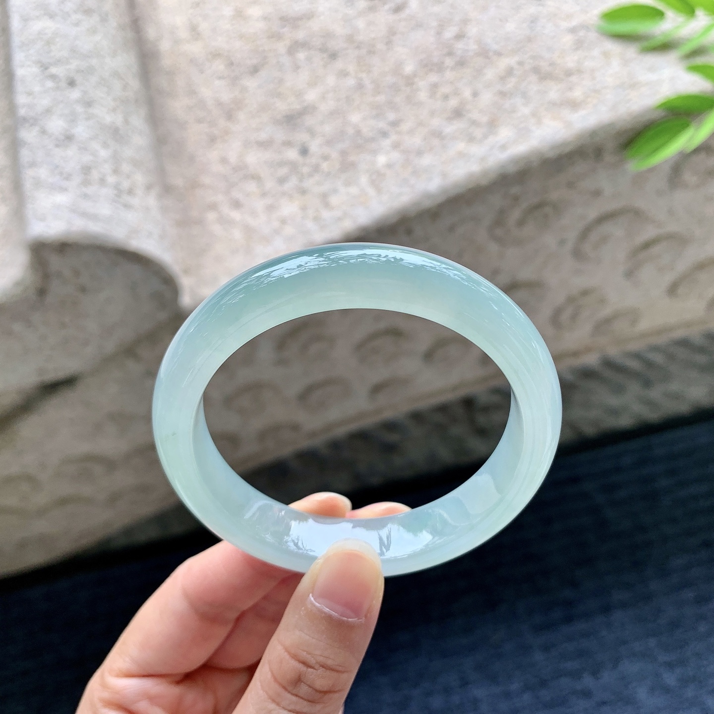 正圈55 56，圈口56/12.4/8，编码Q5080618，糯冰飘花，水润，种老，细腻，无裂。