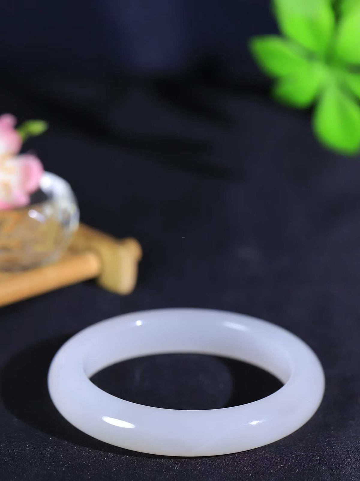 （一见倾心.手镯）

精品️和田玉手镯，玉质温润细腻 油性十足 手感舒适，高华雅逸，线条流畅，简约