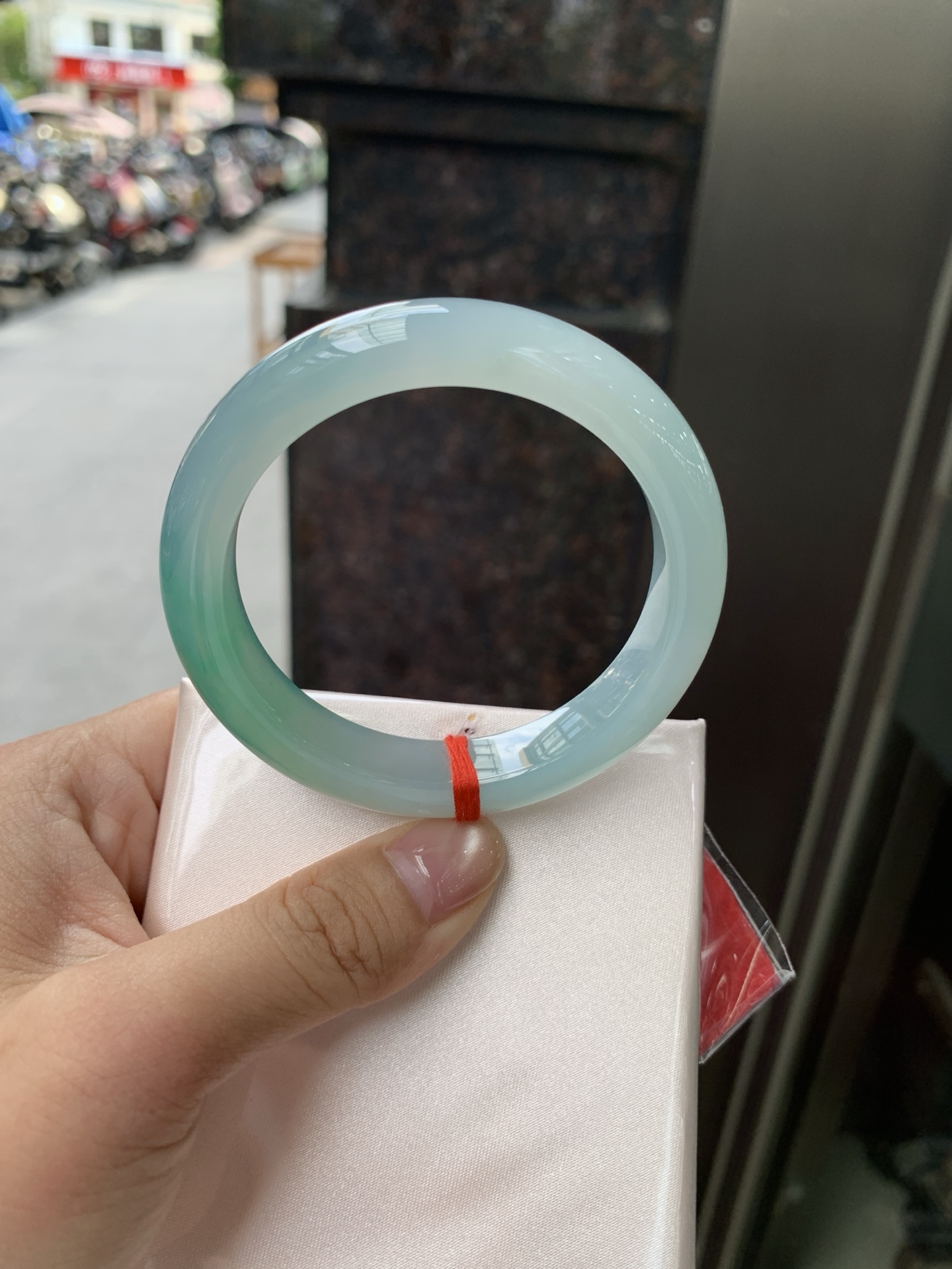 冰蓝绿正圈, 52.5-10.8-8, 0805-N1297, 打灯冰晶纹，冰蓝为底，青绿漫染，通透如水，温润似雾抬手便是整片高原湖水的清冽温柔。