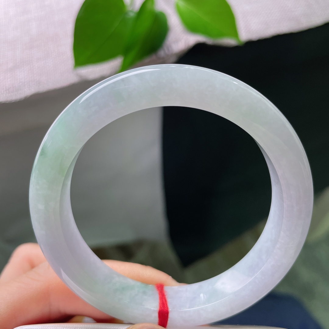 54.8/11.7/8.7，飘花，无裂，翠色飘花慵懒散落淡淡的镯身，种质通透柔和，紫绿相融温婉朦胧，自带春日烟霞般的氛围感，气质温柔内敛。ss56753a
