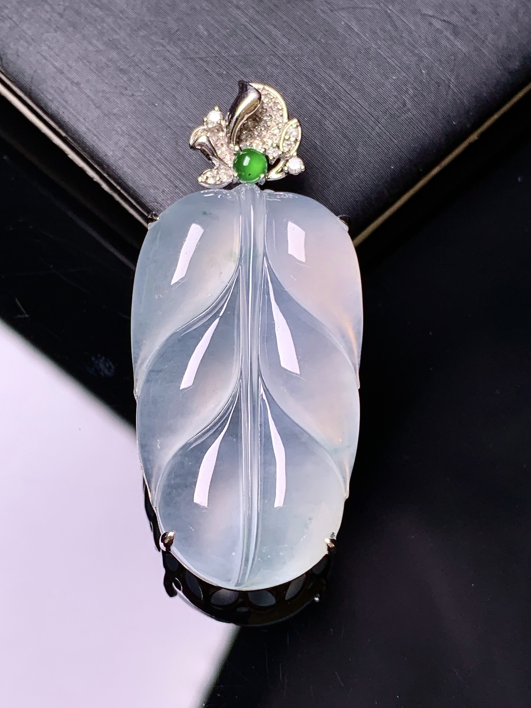 18k金镶嵌冰种树叶吊坠 玉质细腻 色泽艳丽清新 水润亮眼 整体尺寸41.2*18.3*9 b4