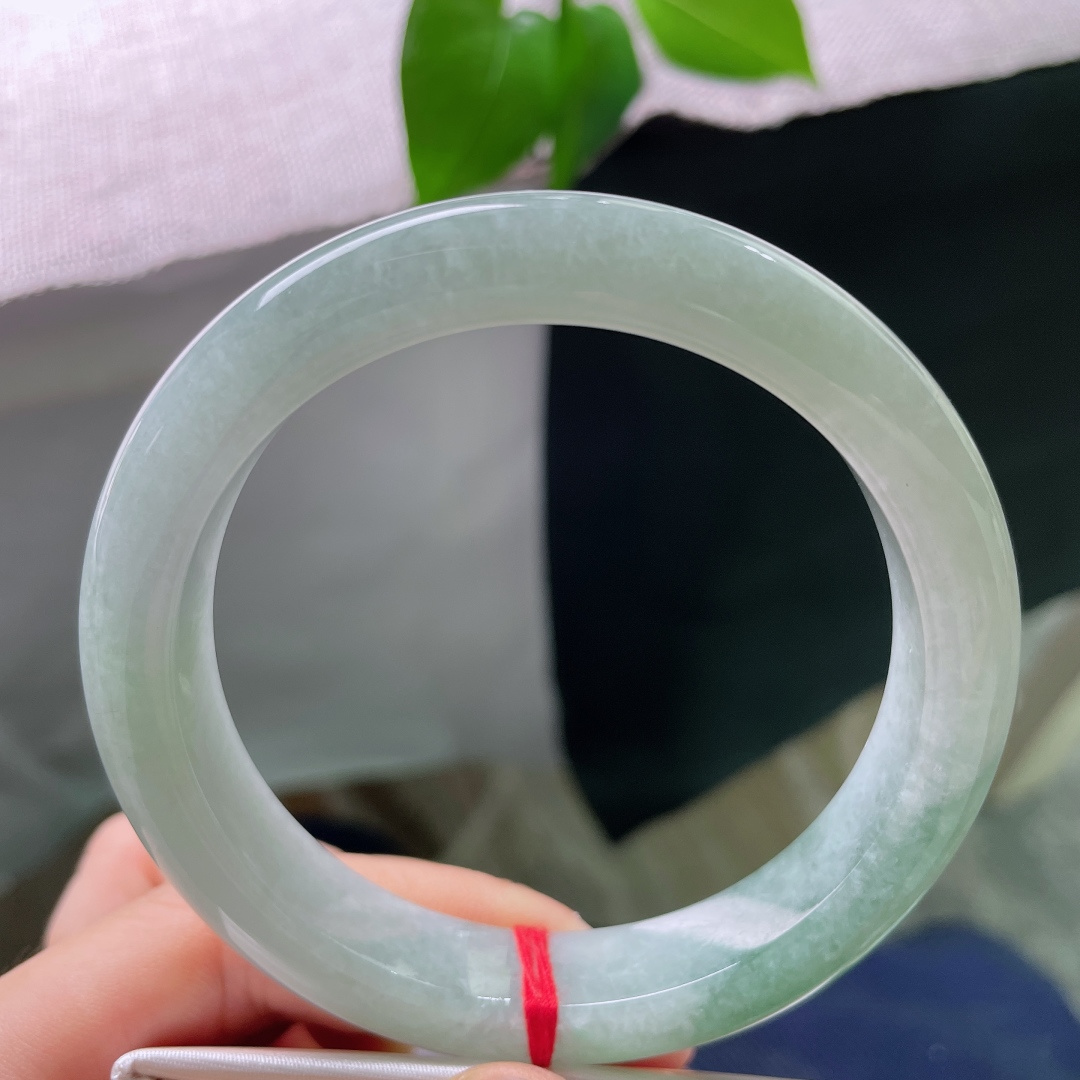 油青正圈，一点皮纹，色调均匀清新，触感冰润舒适，四季佩戴都十分耐看。ss56759a