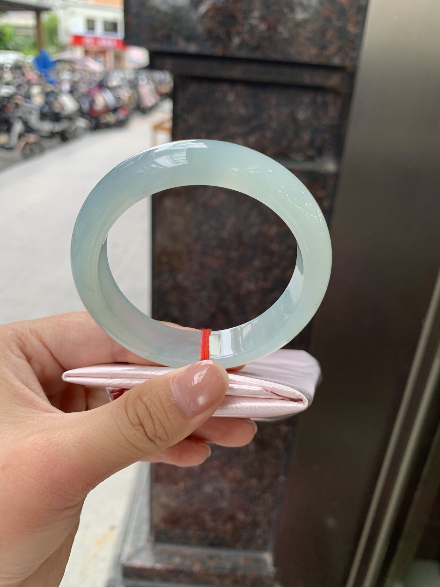 冰蓝正圈, 0805-N1296-2, 无裂，底妆冰润，千变万化的冰晴蓝底色，拥有海的颜色，却散发着星空的光芒，这是一只来自冰川蓝的清冷气质仙女镯。