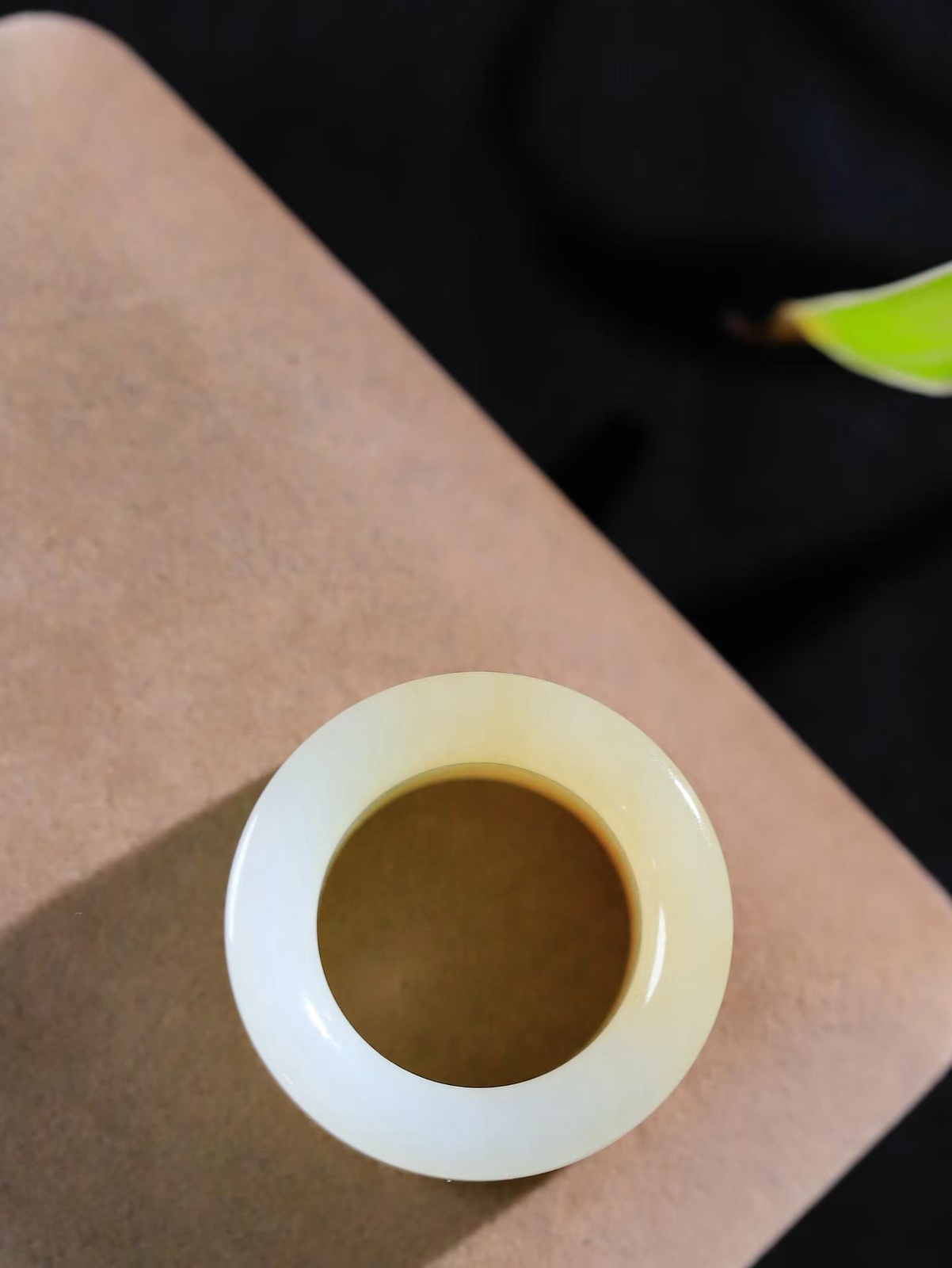 【古韵·扳戒】

精品和田玉糖白玉扳指，玉质温润，油润感十足， 整器古韵生辉。优雅高贵。运筹帷幄于掌中，决胜于千里之外。
重28.31克 内径圈口21.6mm  尺寸18.5-6.2mm  FDT-5980400