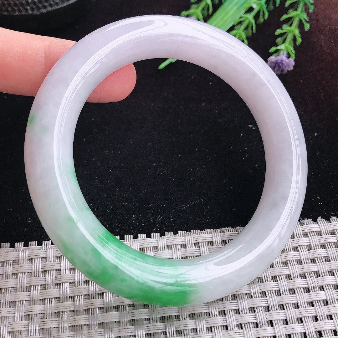 实拍A货翡翠57.5/12.1/12.2老坑精美飘阳绿胖圆条手镯平安镯百搭