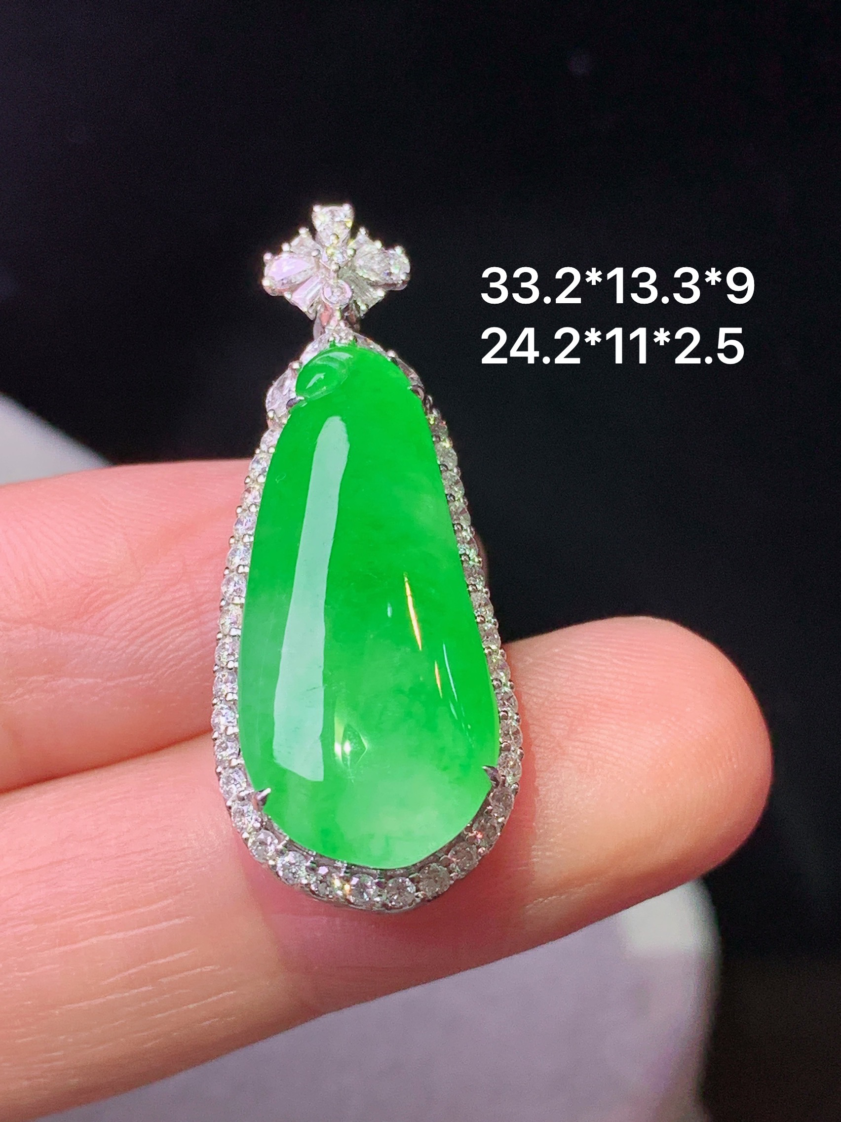 18k金钻镶嵌冰阳绿福瓜吊坠 玉质细腻 色泽艳丽清新 水润亮眼 整体尺寸33.2*13.3*9 j3
