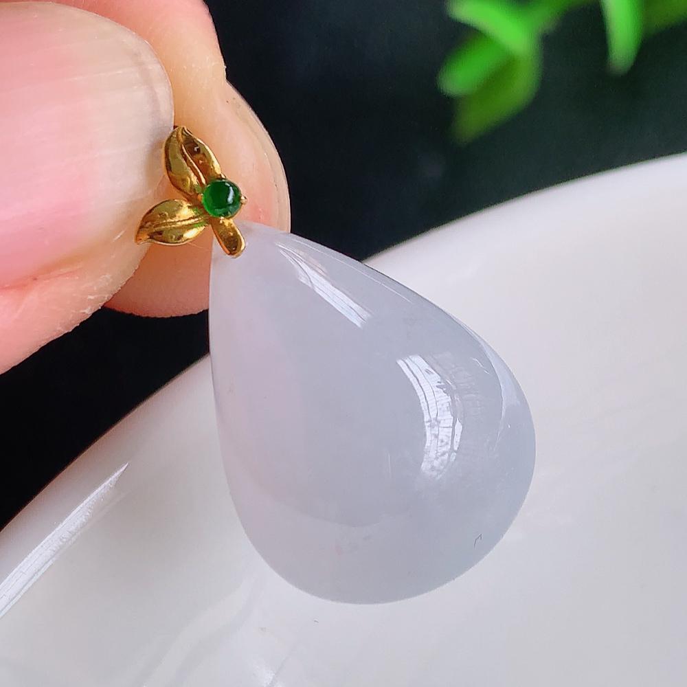 18k金扣冰润紫罗兰水滴翡翠吊坠，款式新颖时尚，日常百搭的款。满满的份量感，清新自然 上身效果优雅迷人！性价比超值  W415.3  整体尺寸：23.8-14-8.8mm  裸石尺寸：20-14-8.8mm