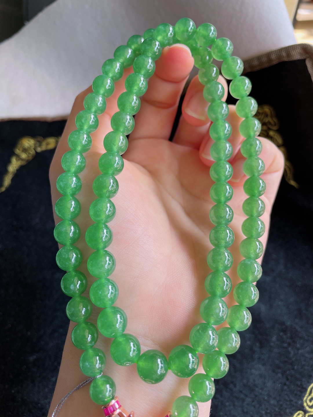 ️，缅甸天然翡翠A货，老坑冰满绿冰绿珠链，尺寸：8.2mm71颗。【编2420】