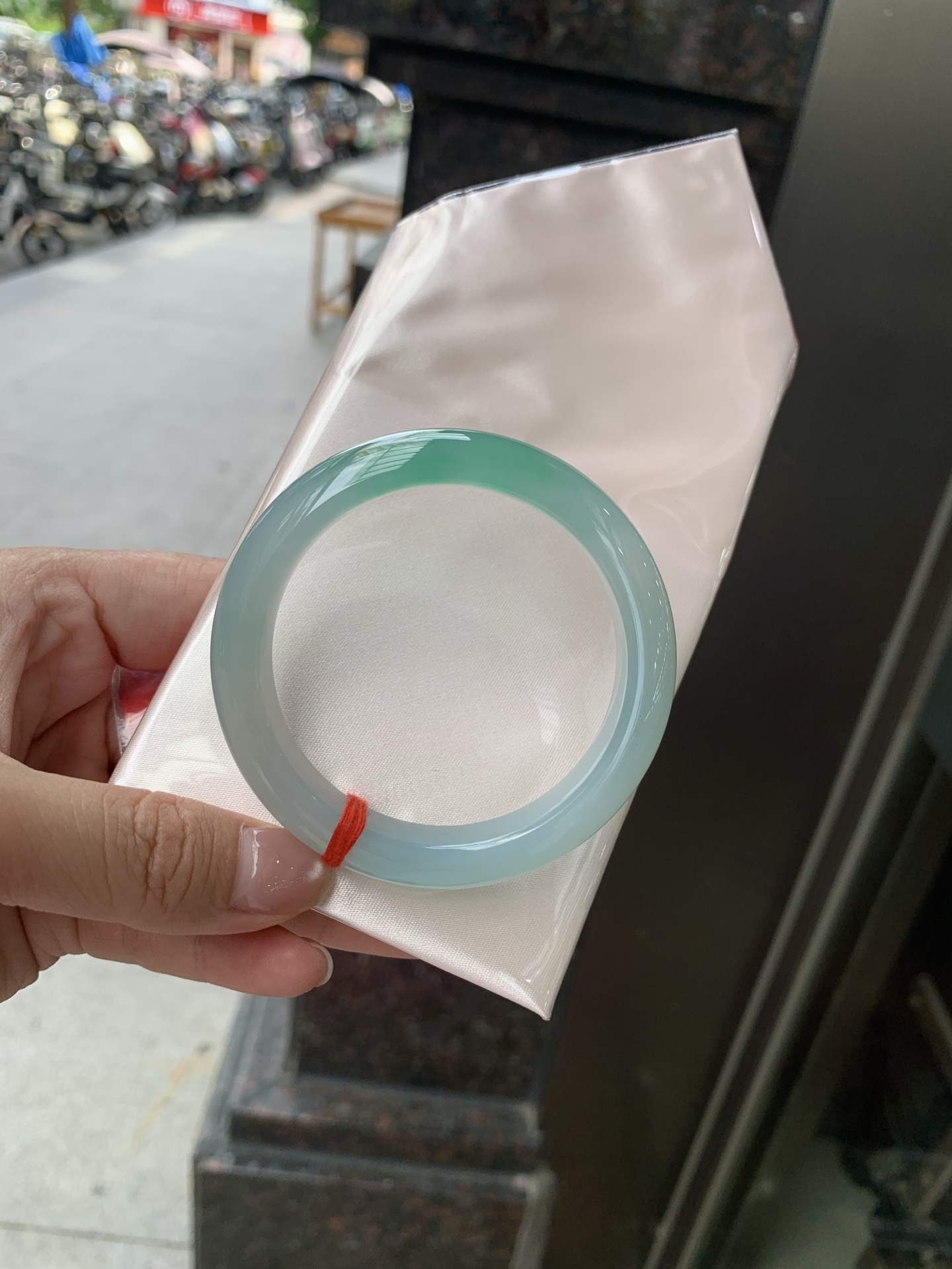 冰蓝绿正圈, 52.5-10.8-8, 0805-N1297, 打灯冰晶纹，冰蓝为底，青绿漫染，通透如水，温润似雾抬手便是整片高原湖水的清冽温柔。