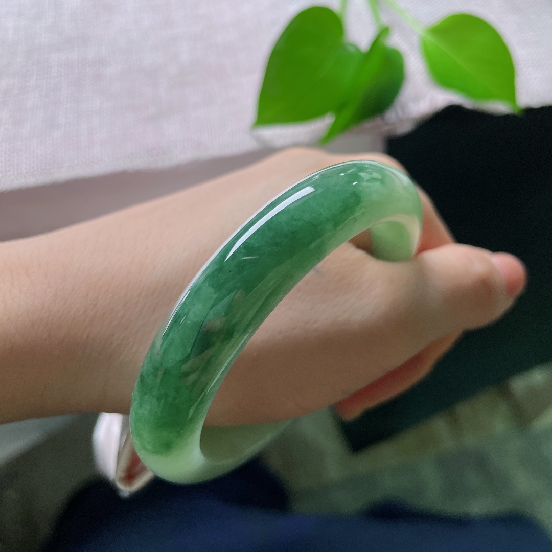 油青正圈，皮纹，一浅一深，层次分明，恰似晨光拂过山麓，由浅雾坠入深林，佩戴之后沉静雅致，自带低调的氛围感。ss56756a