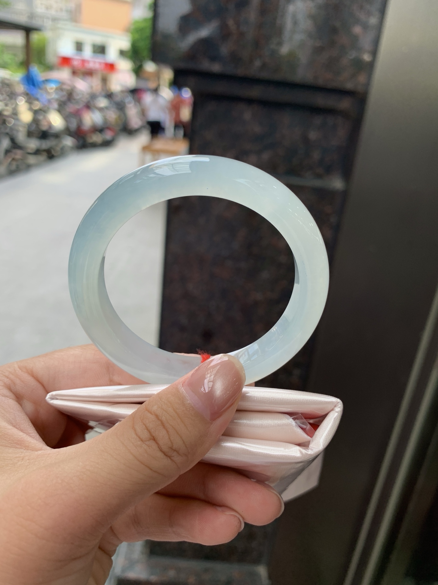 冰蓝正圈, 51.5-10.1-7.9, 0805-N1299, 打灯冰晶纹，底妆冰润，千变万化的冰晴蓝底色，拥有海的颜色，却散发着星空的光芒，这是一只来自冰川蓝的清冷气质仙女镯。