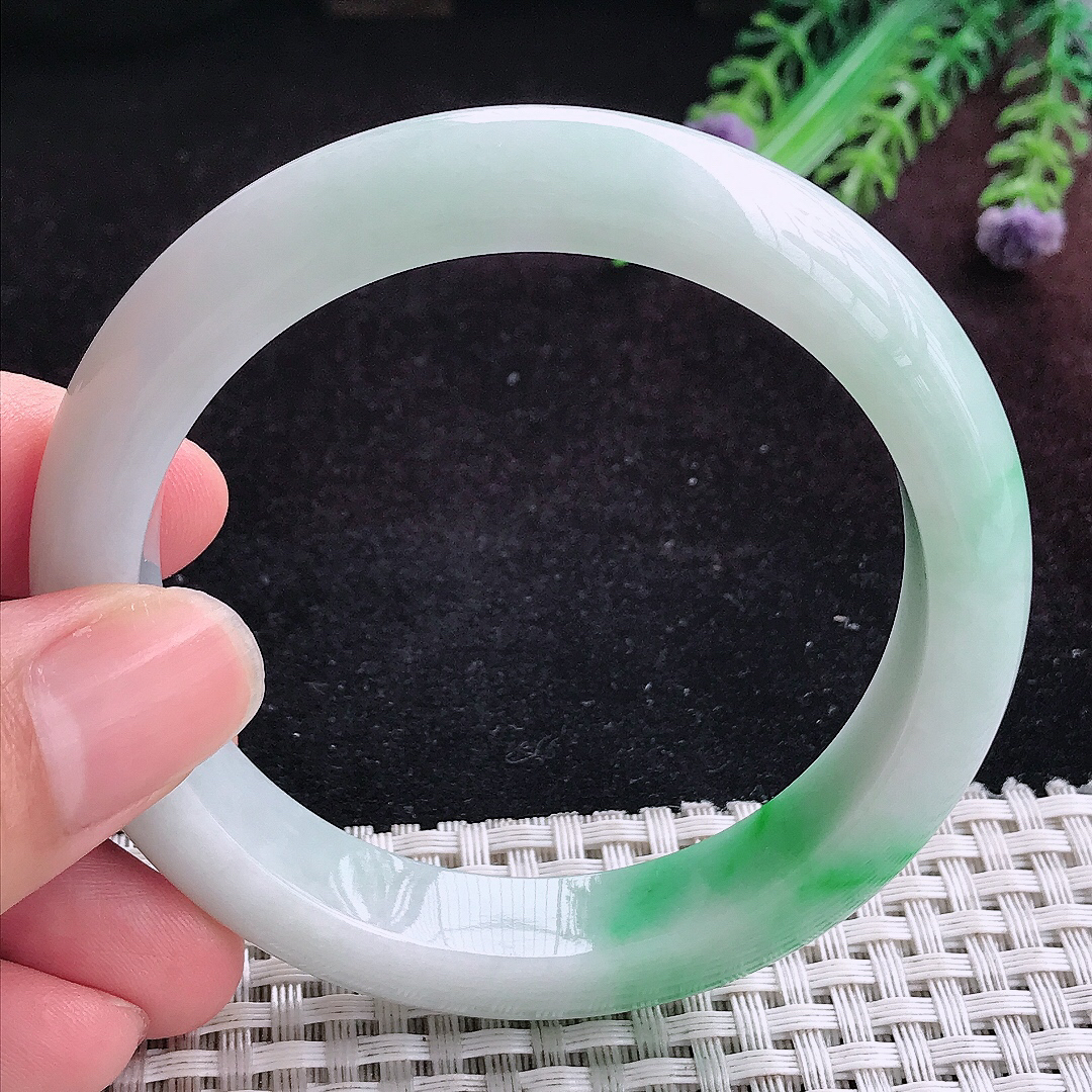 实拍A货翡翠56.5/12.1/8.6老坑精美飘阳绿手镯宽边玉镯平安镯百搭