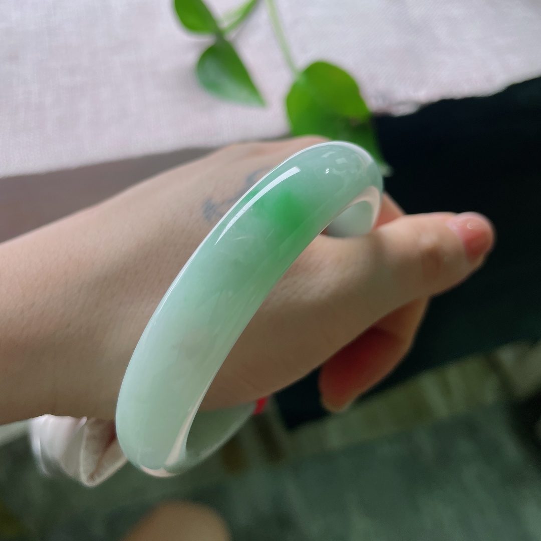 58.4/12.9/8.2，飘绿正圈，无裂，清底浮一抹翠影，浅浅绿意悠然绽放，似春风拂过湖面，灵动雅致。ss ss54895a