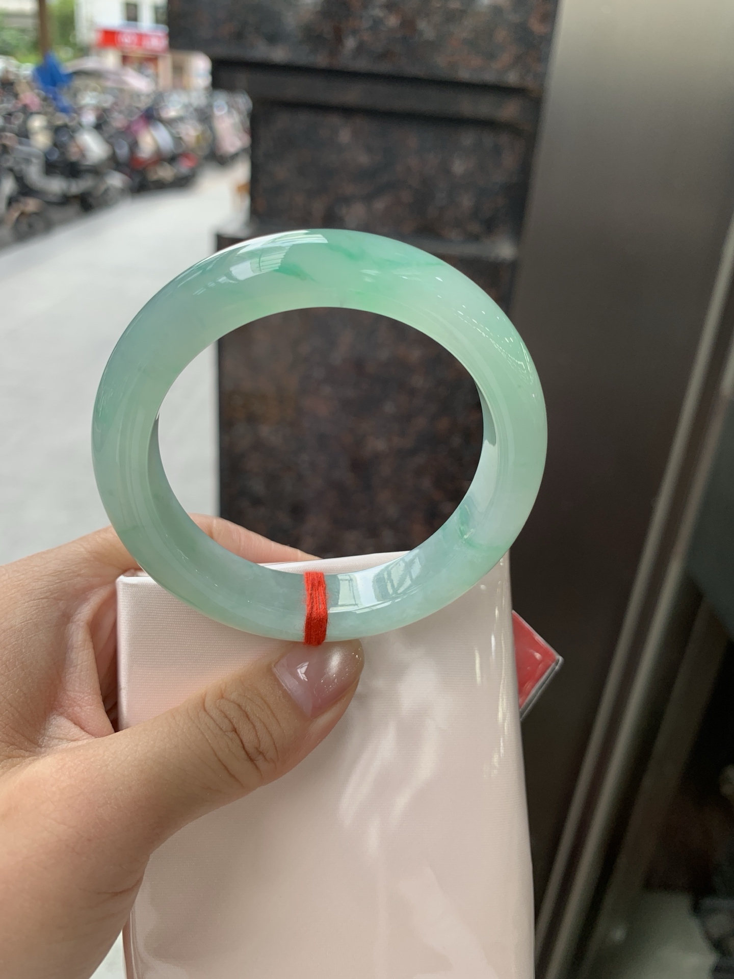 飘绿正圈，53.4-12.1-8.9，0805-N1300，无裂，底妆水润细腻，通透的苹果绿底色像是被春雨洗过的嫩叶在，阳光下还会透出甜甜的蜜糖光泽，夏日清新感拉满