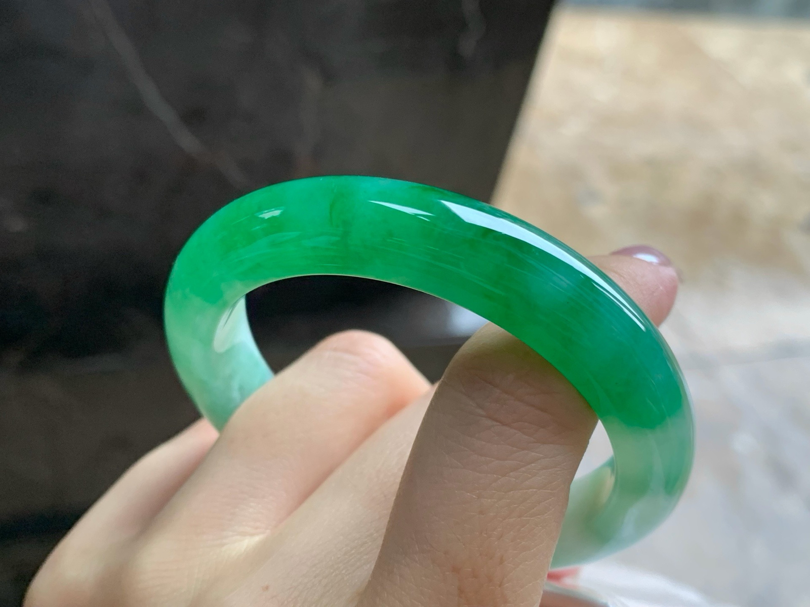 51.7-11-8.5
带色手镯^_^有种有色～绿色浓郁精品小圈口